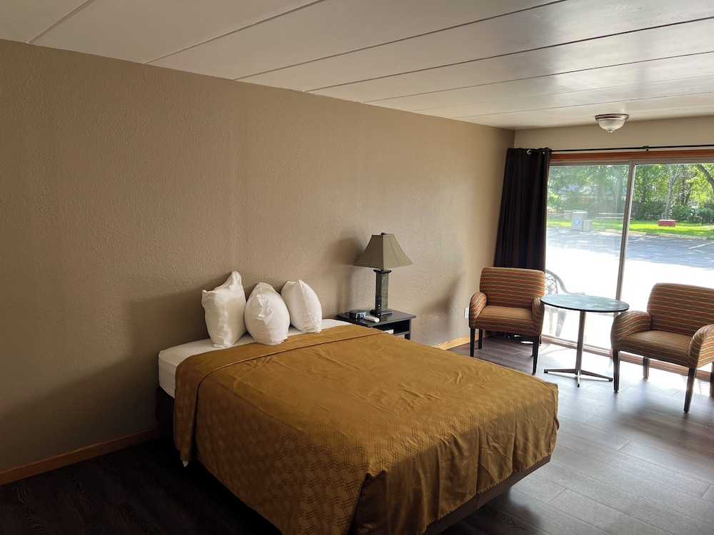 Room, Queen Bed, Pet Friendly, South Building