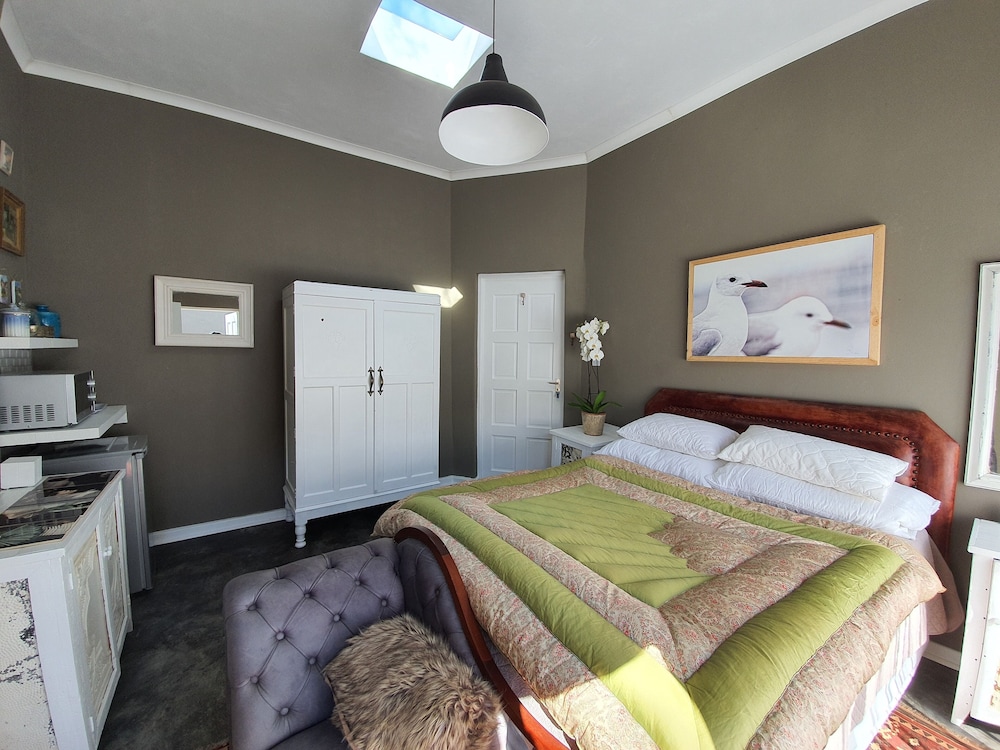 Waterhouse Guest Lodges 202 Lawley Street 20/50