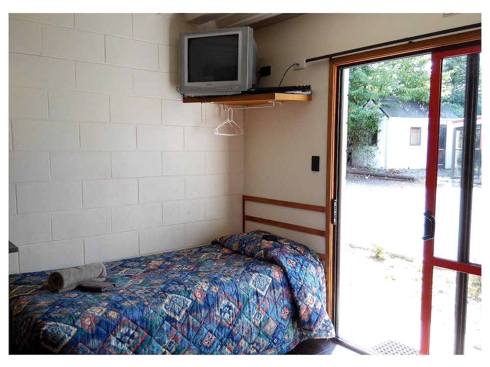 Larchwood Motel 12/25