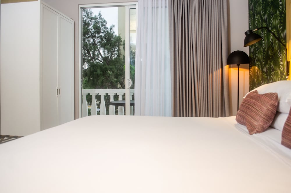 ROOM, KING BED, BALCONY