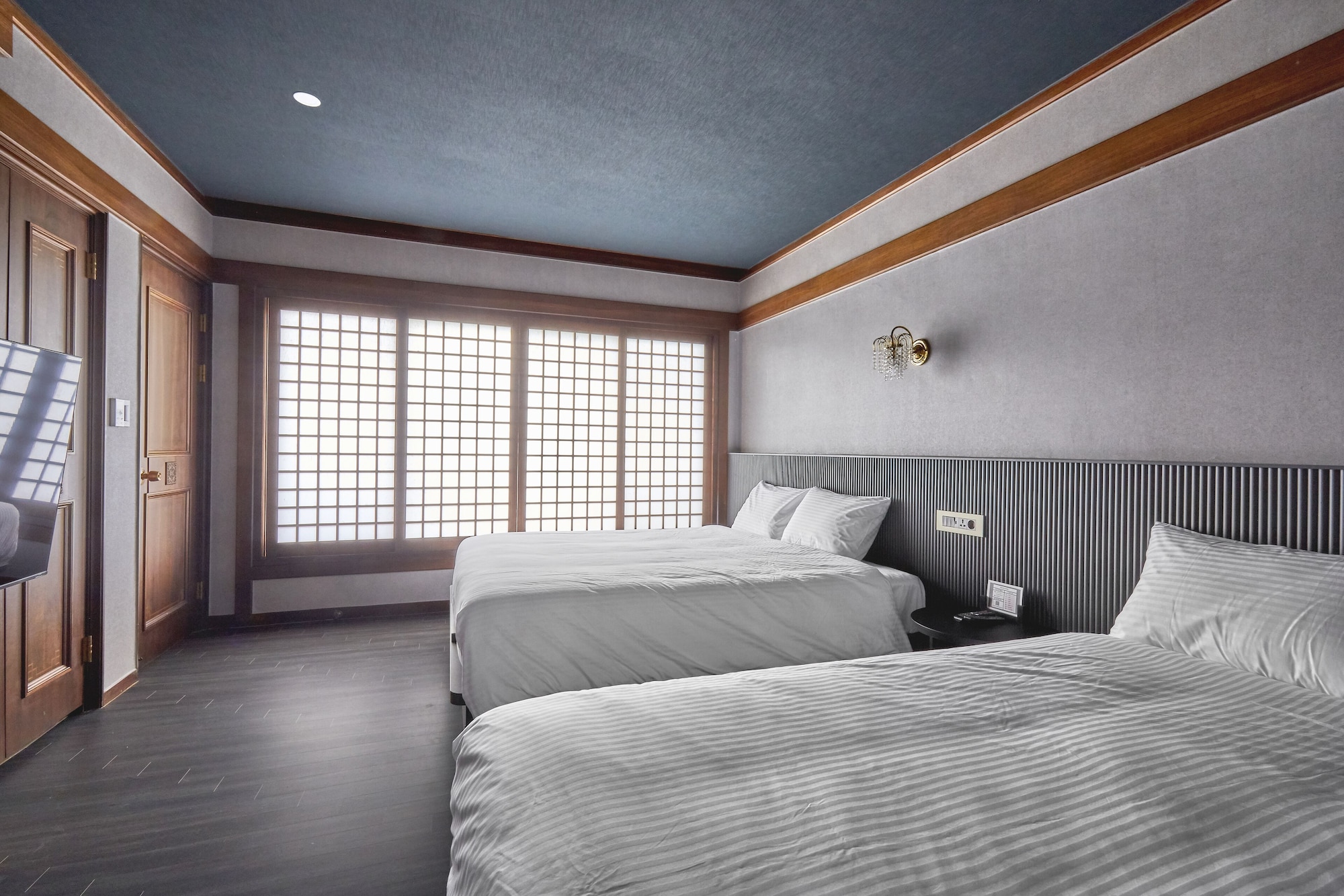Imperial, Suite, King Bed, 2 Futon Beds, Mountain View