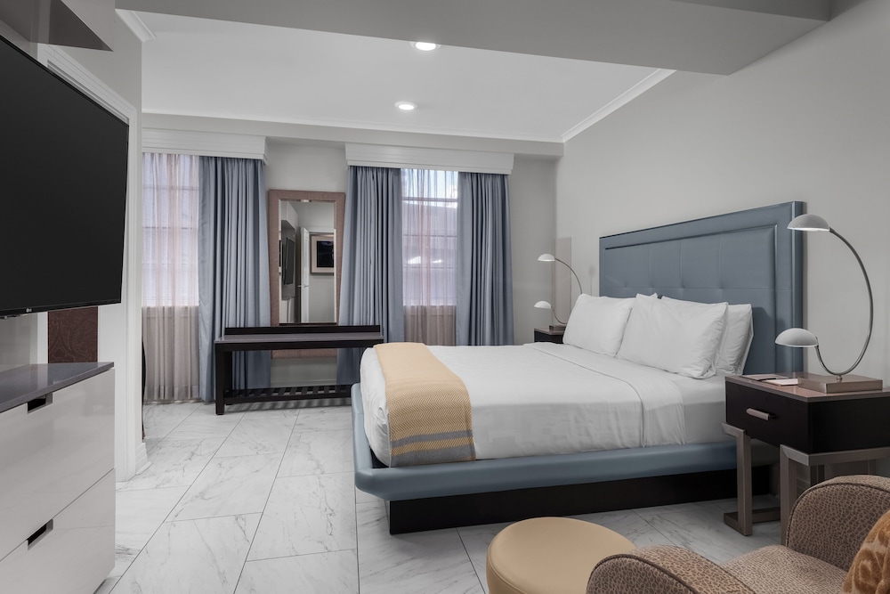 DELUXE, KING BED