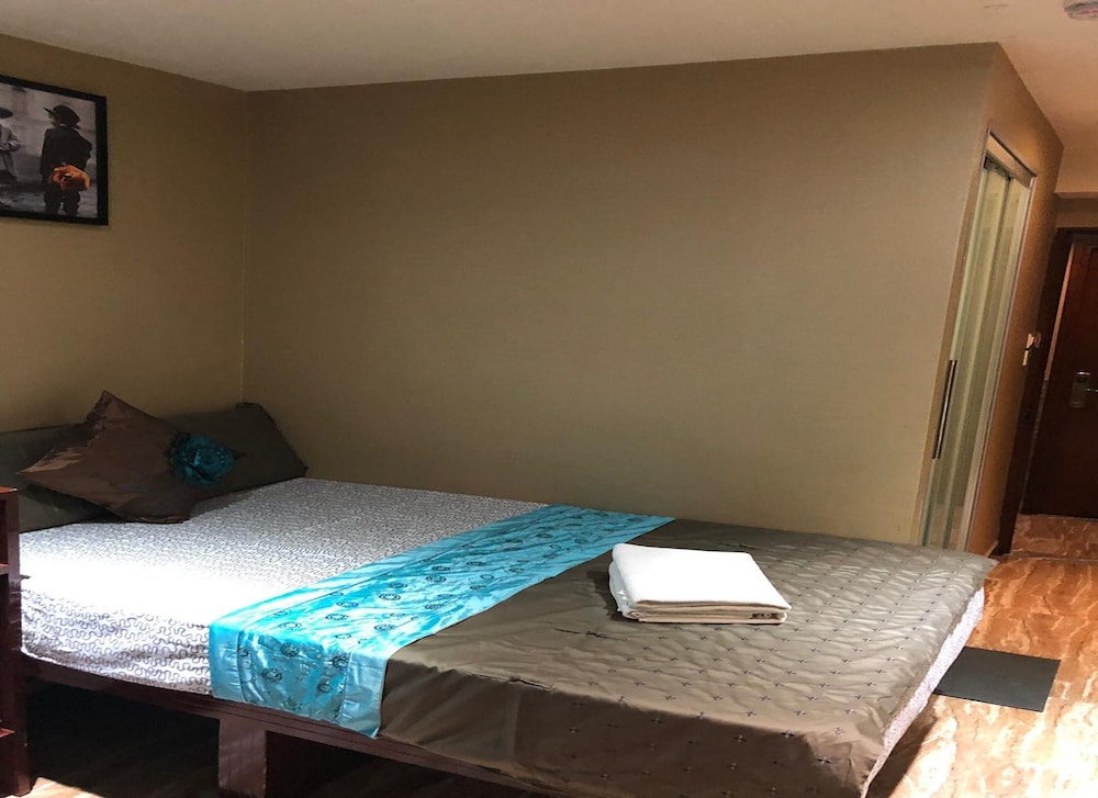 Rich Hotel 8/50