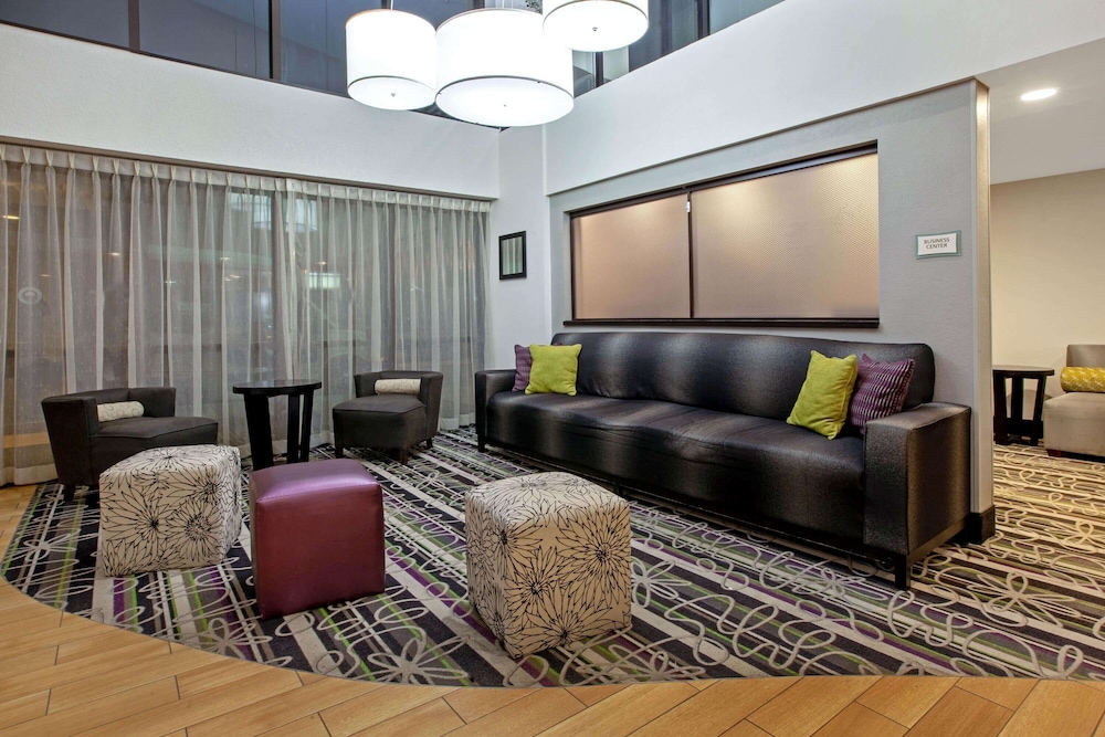 La Quinta Inn & Suites by Wyndham Detroit Metro Airport 34/55