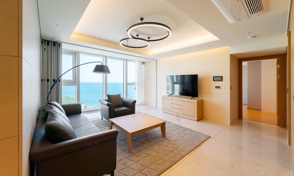 NEWCZ LCT RESIDENCE 19/48
