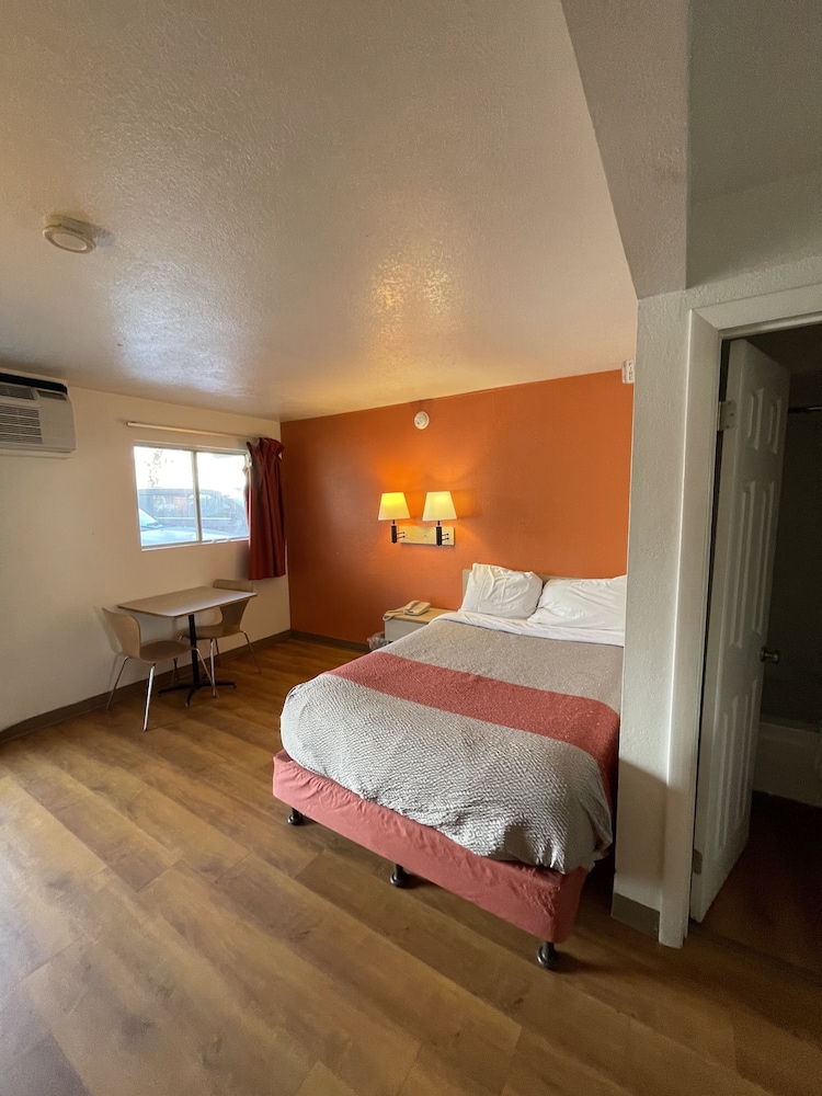 Travelodge by Wyndham Brattleboro VT 8/25