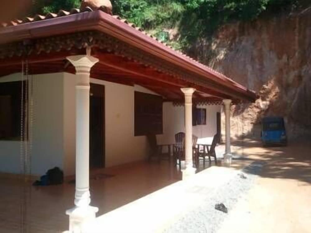 Damith Tourist Inn 3/44