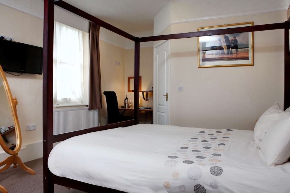 Deincourt Hotel 2/23