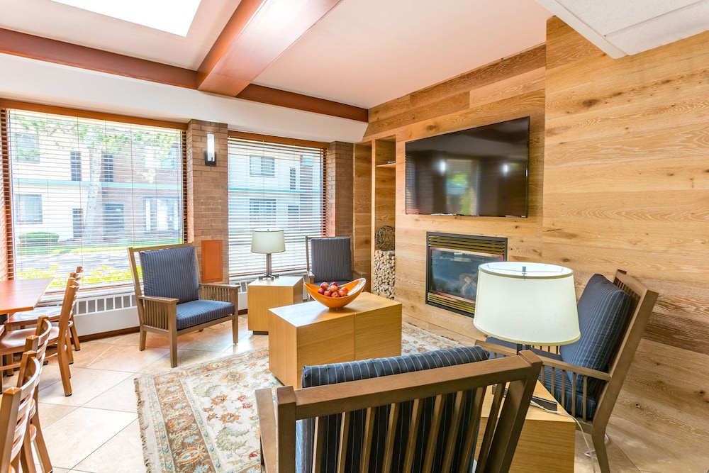 Country Inn and Suites by Radisson, Traverse City, MI 34/46