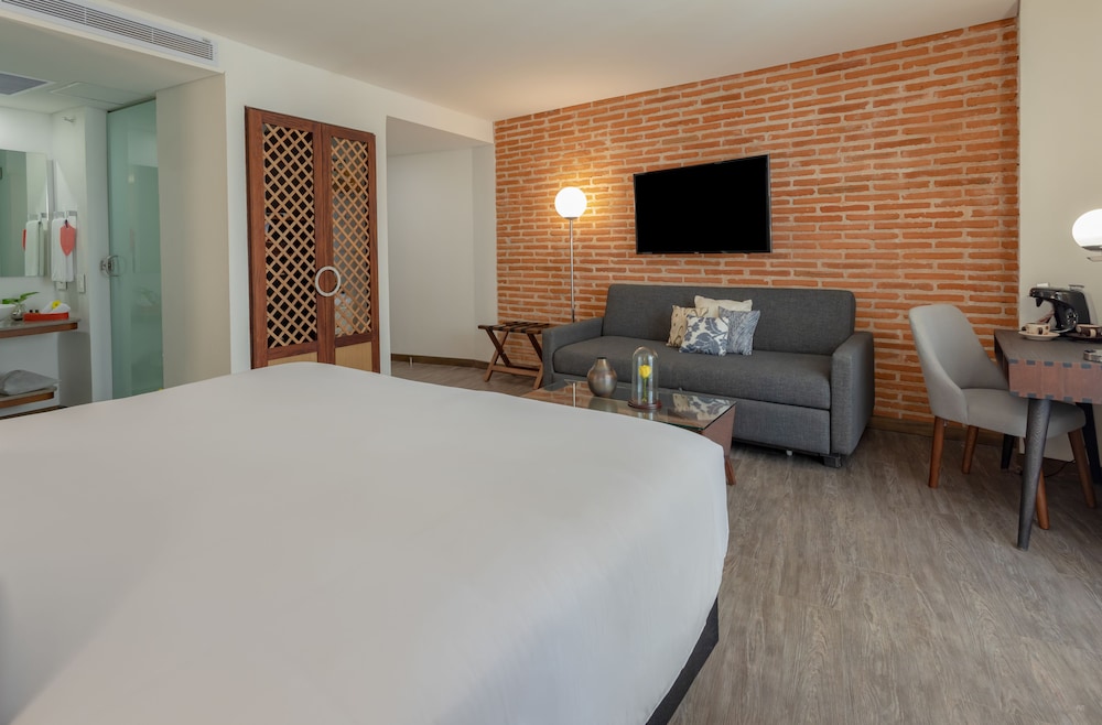 Santa Catalina Hotel 31/37