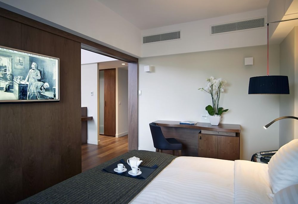 EXECUTIVE, SUITE