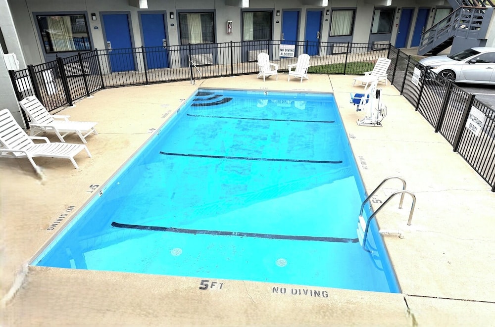 Rodeway Inn and Suites Plymouth Hwy 64 32/55