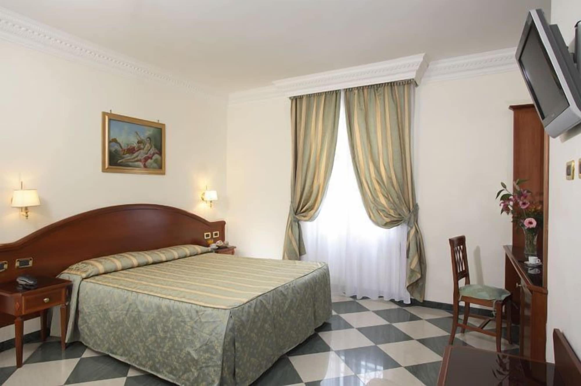 ROOM, DOUBLE OR TWIN BED