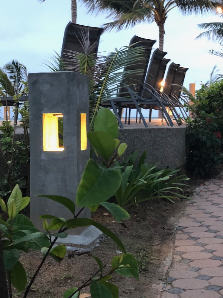Noble House Beach Resort 56/63