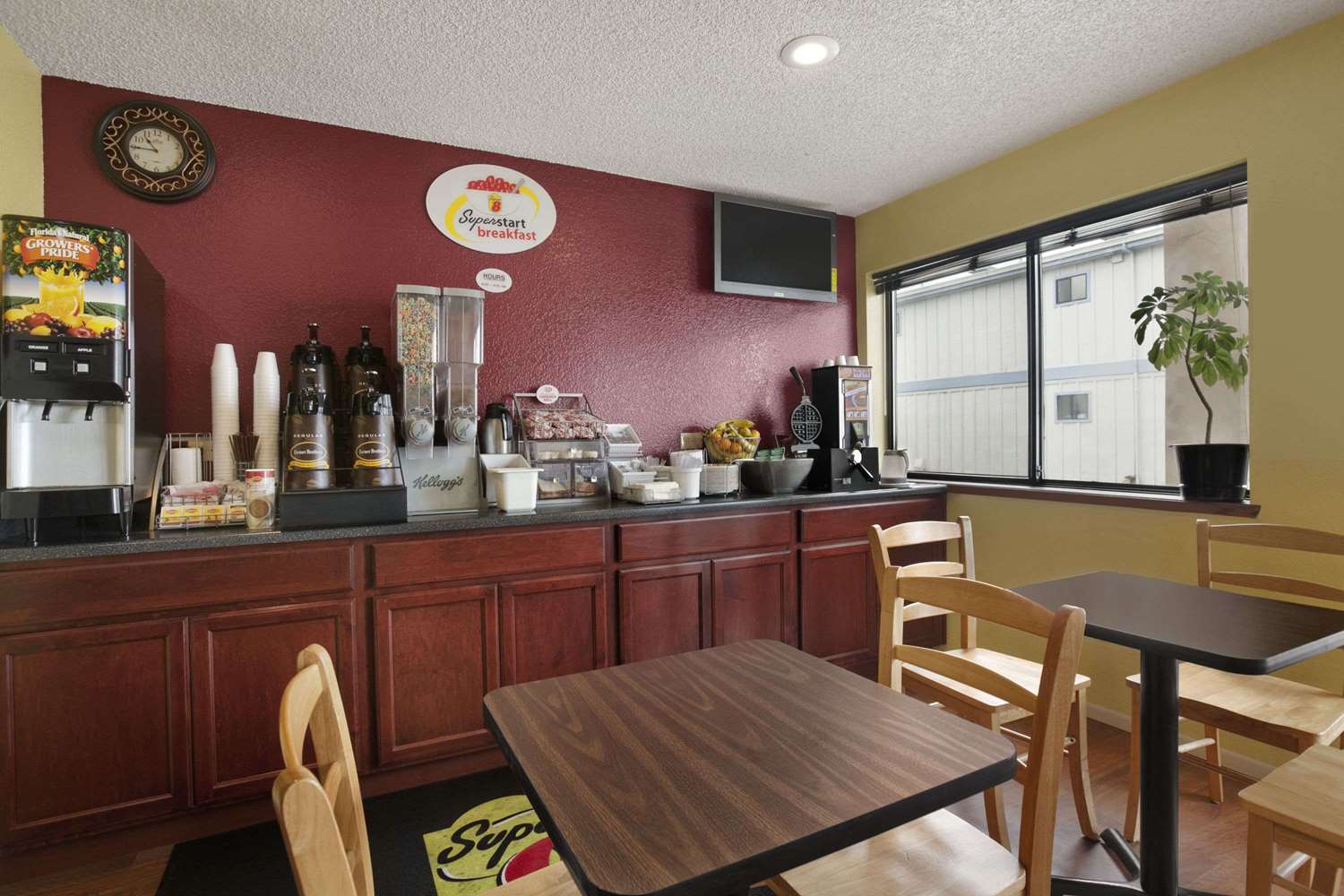 Super 8 By Wyndham Arcata 24/31