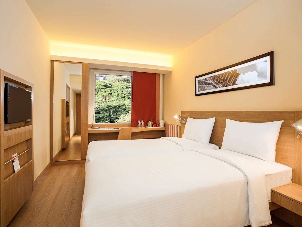 STANDARD, QUEEN BED