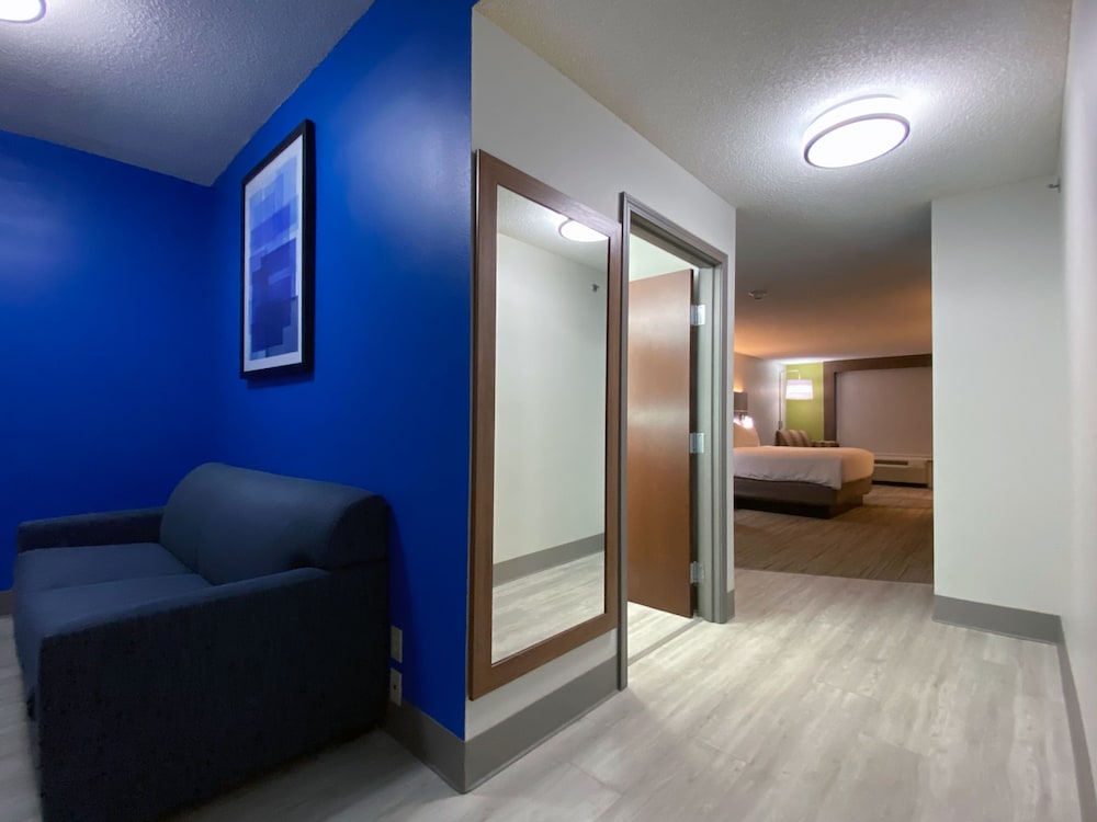 Holiday Inn Express Suites Somerset Central 10/76