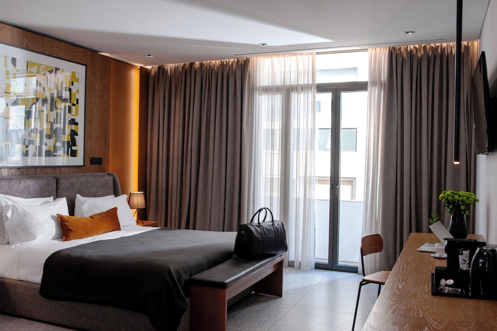 EXECUTIVE, SUITE