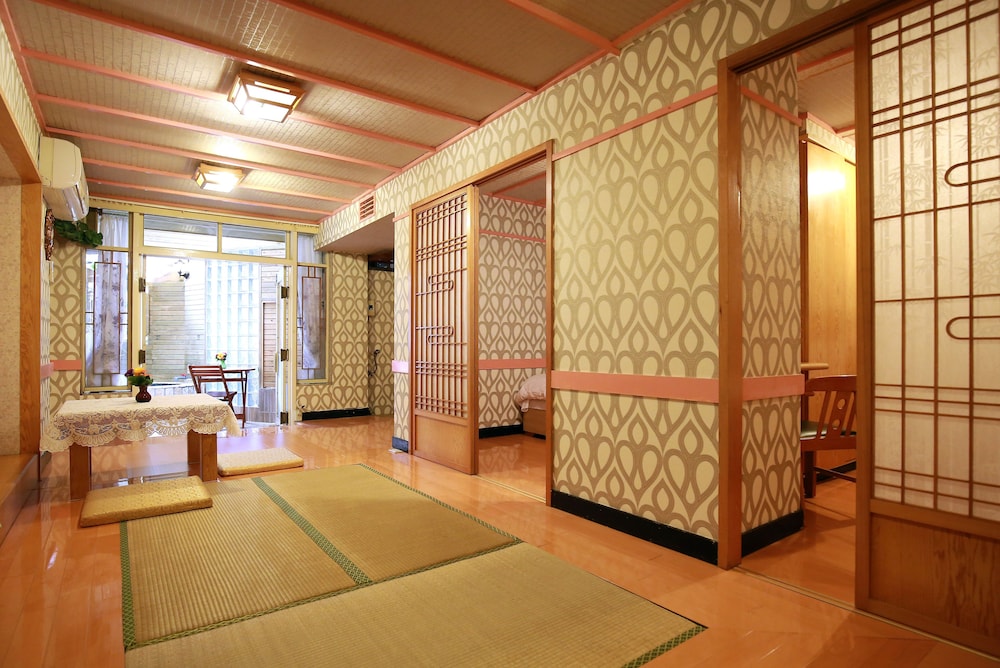 Phoenix Pavilion Hot Spring Hotel 60/65