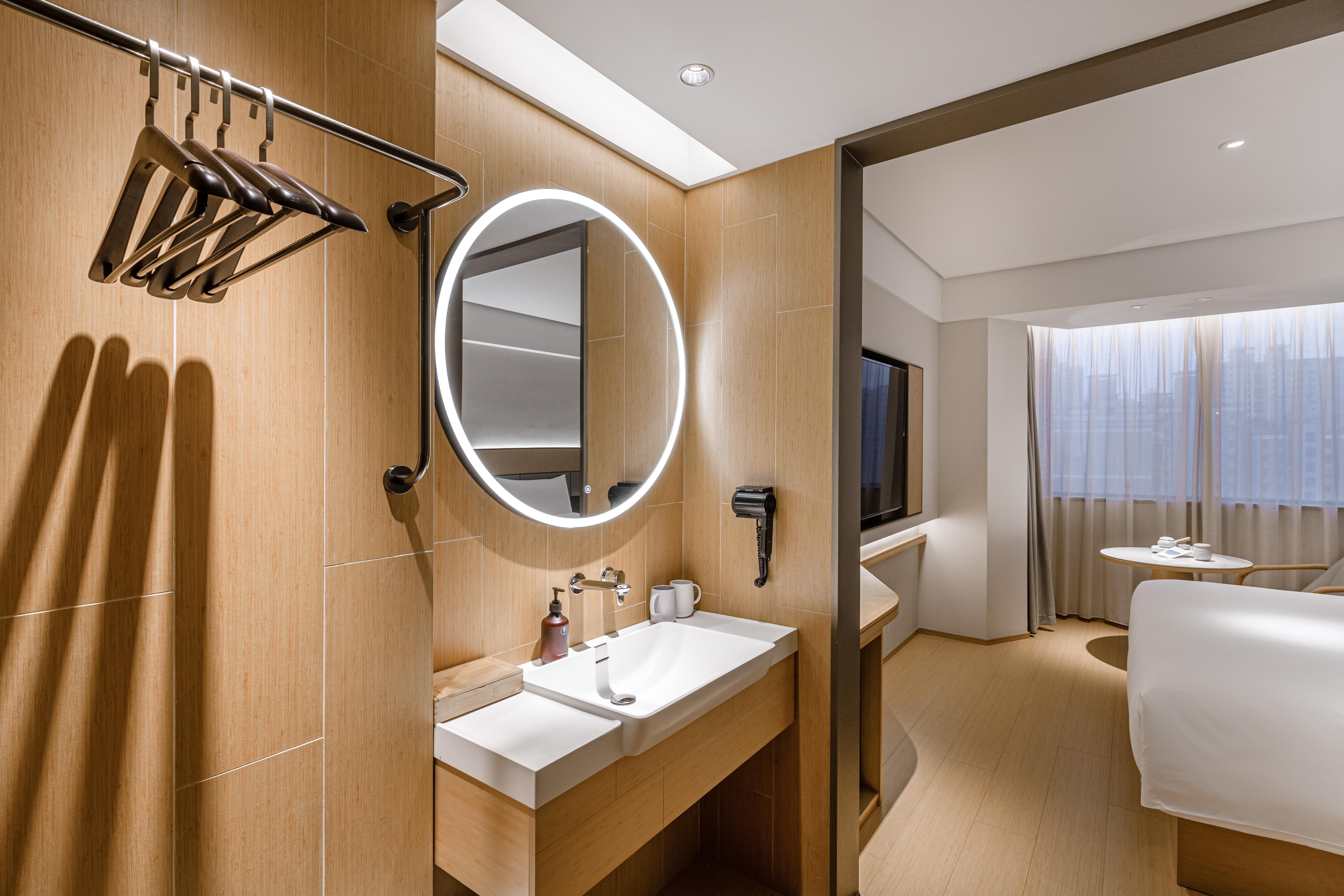 Ji Hotel (Shanghai Lujiabang Road Metro Station) 36/37
