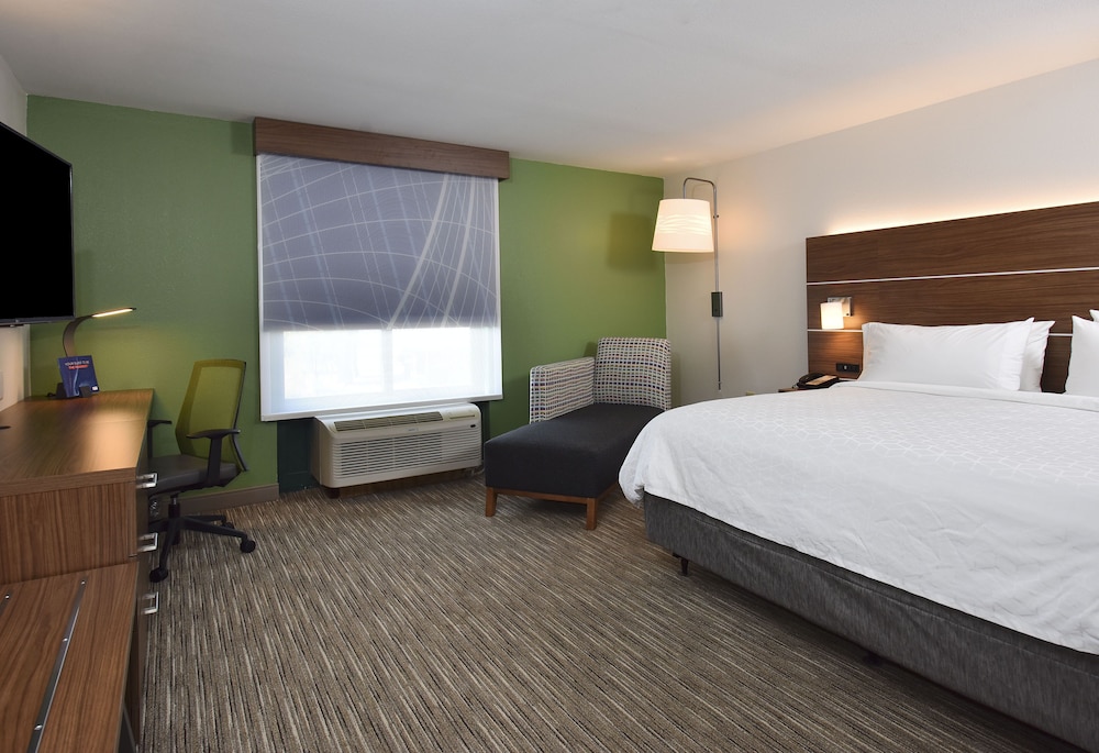 Holiday Inn Express Hotel & Suites Selma 28/65