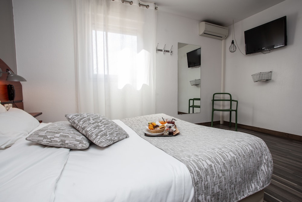 ROOM, DOUBLE BED