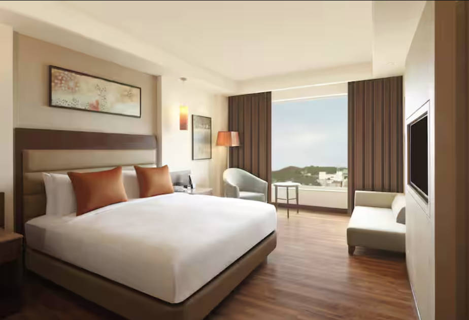 1 BEDROOM, SUITE, KING BED, POOL VIEW