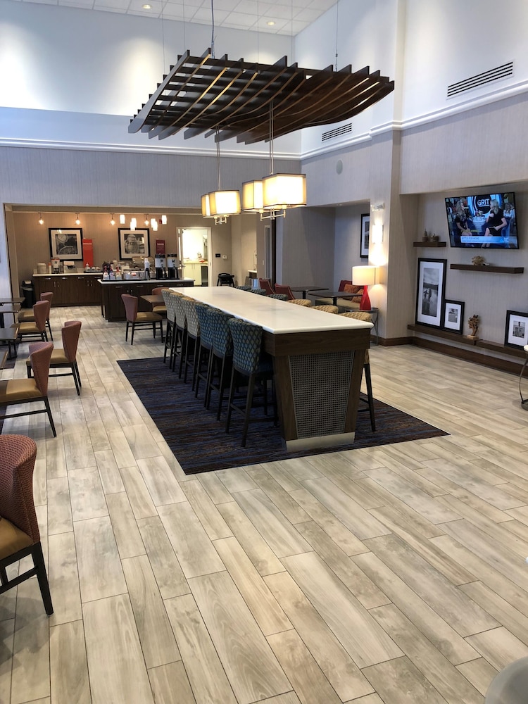 Hampton Inn Suites Ann Arbor West 10/47