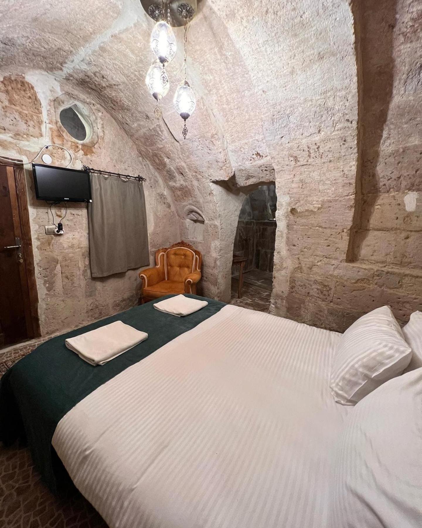 Cave, Deluxe