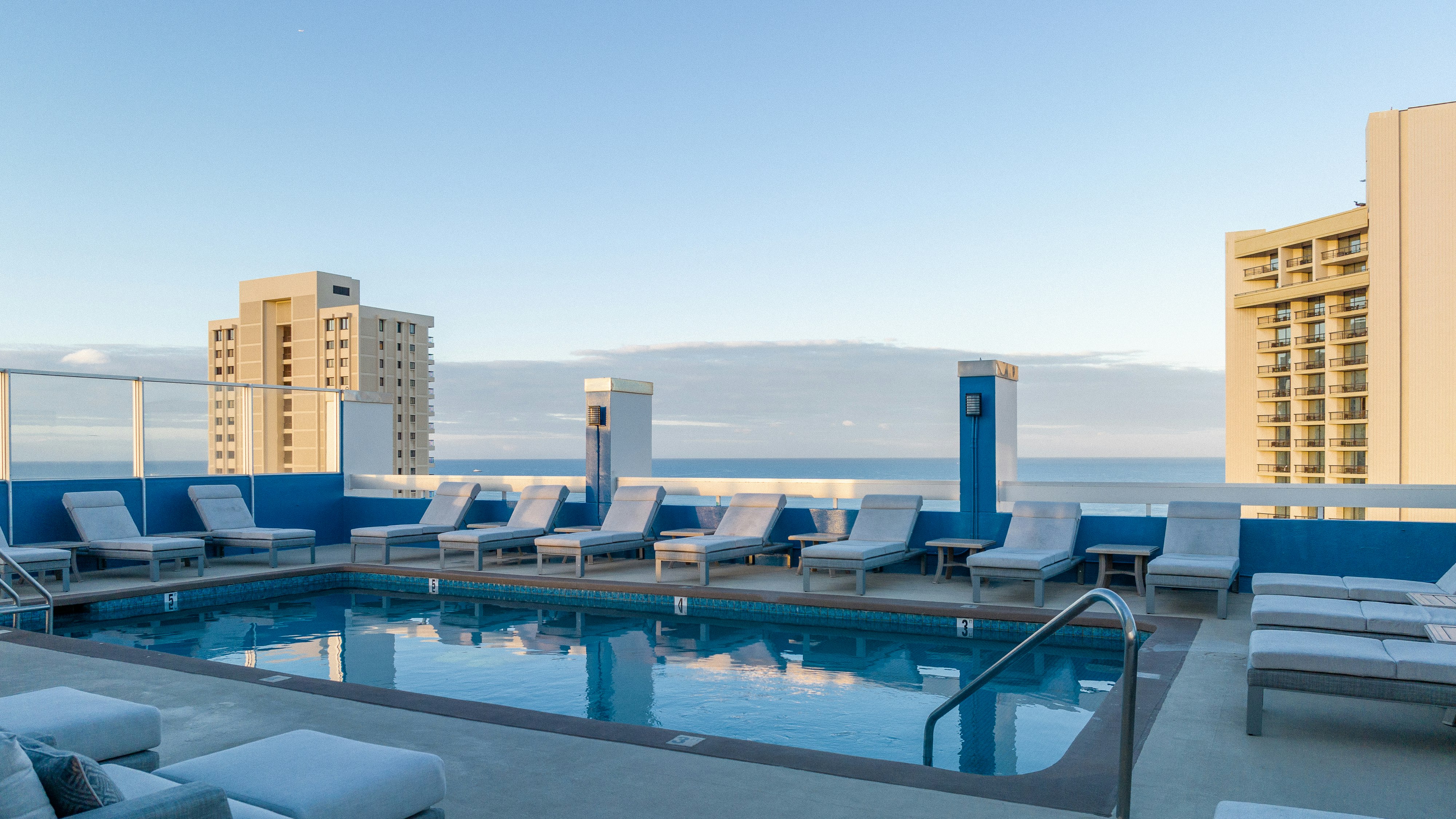 Pacific Monarch Hotel 31/73