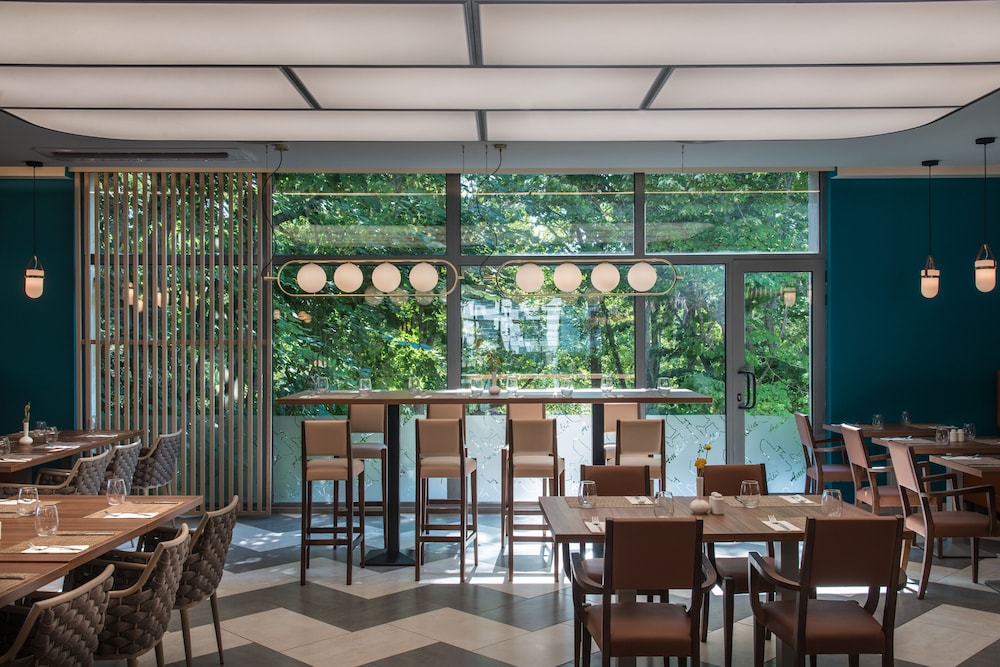 AMELIA HOTEL 34/45
