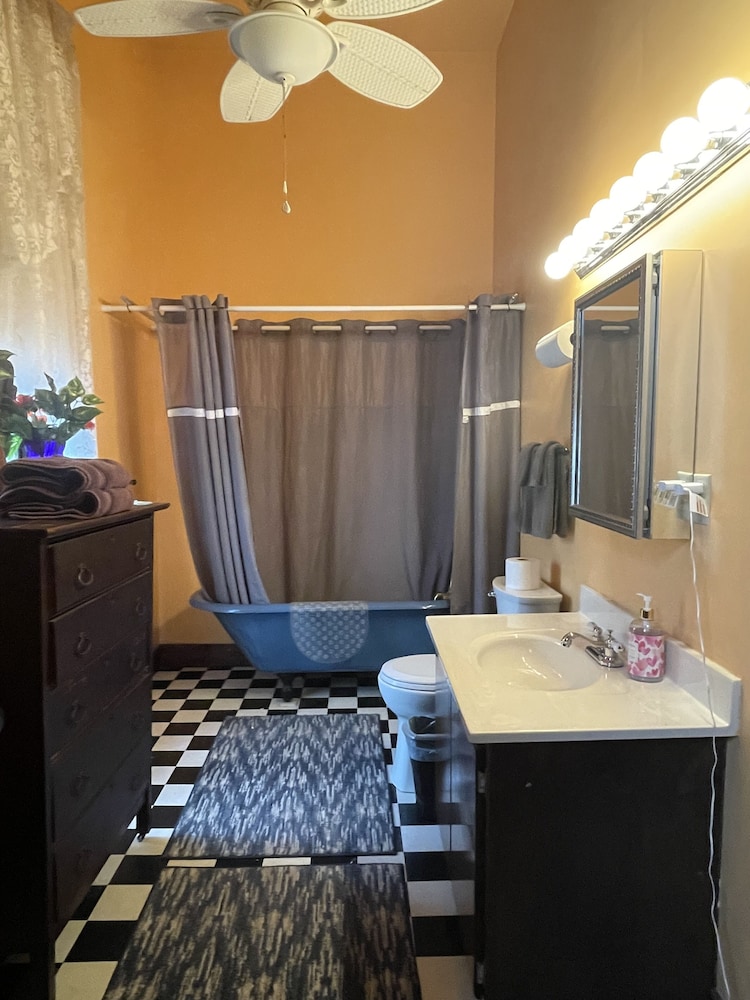 Grand Gables Inn Bed & Breakfast 35/38