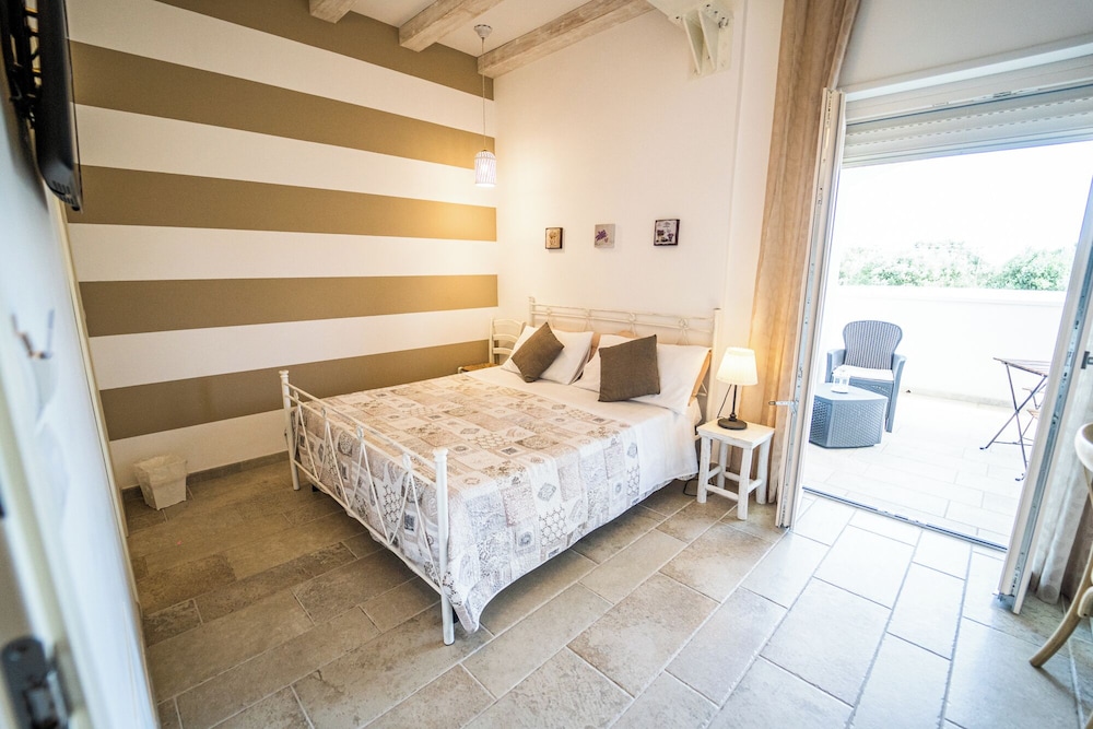 DELUXE, DOUBLE OR TWIN BED