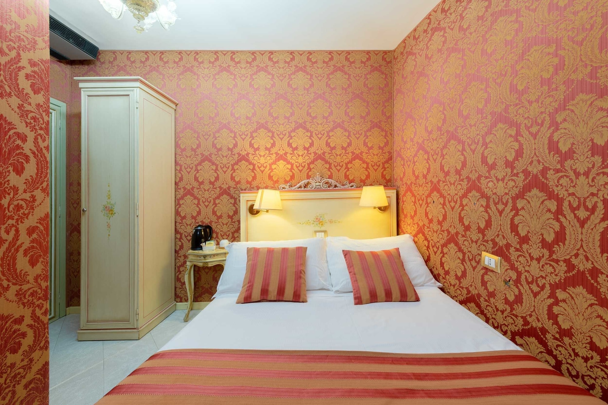 ECONOMY, DOUBLE OR TWIN BED