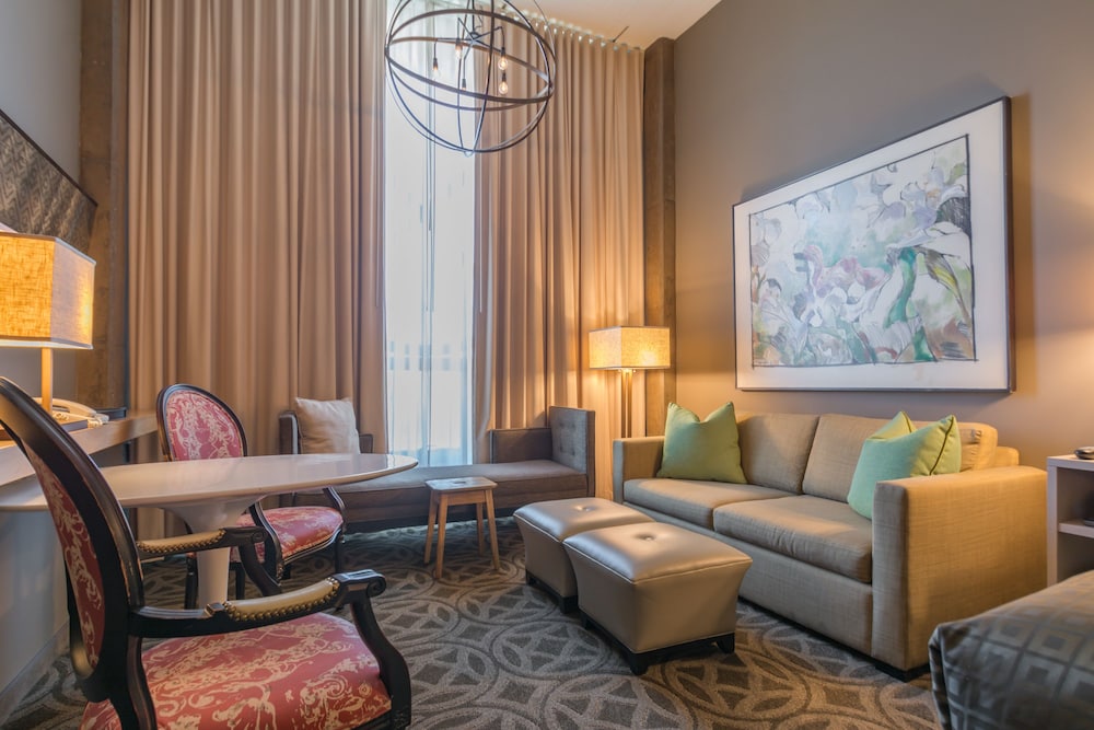 Proximity Hotel 33/71