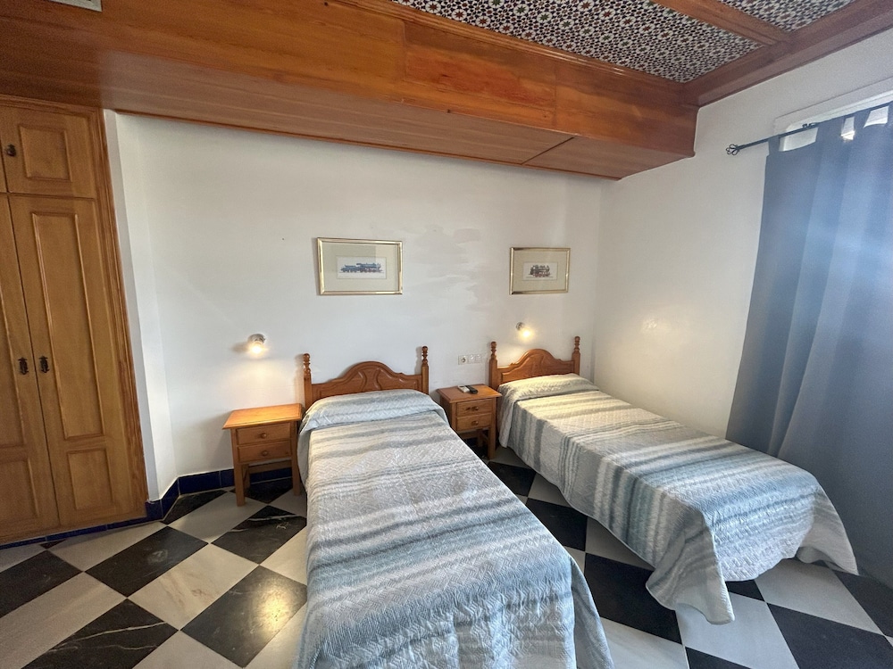ROOM, TWIN BEDS