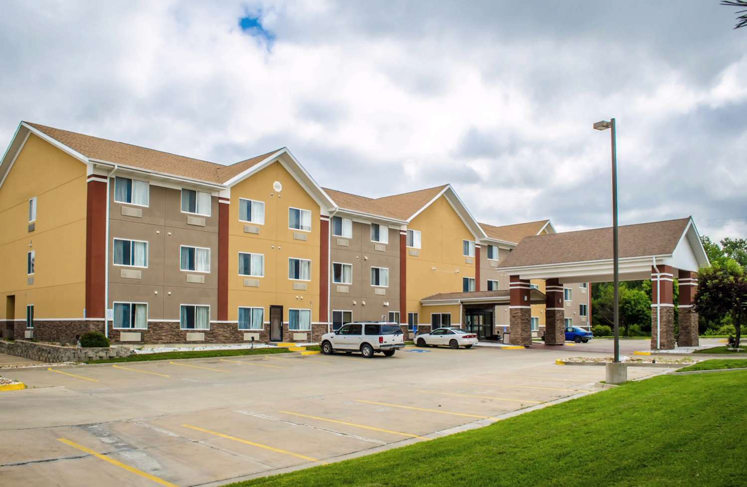 Quality Suites St. Joseph 24/24