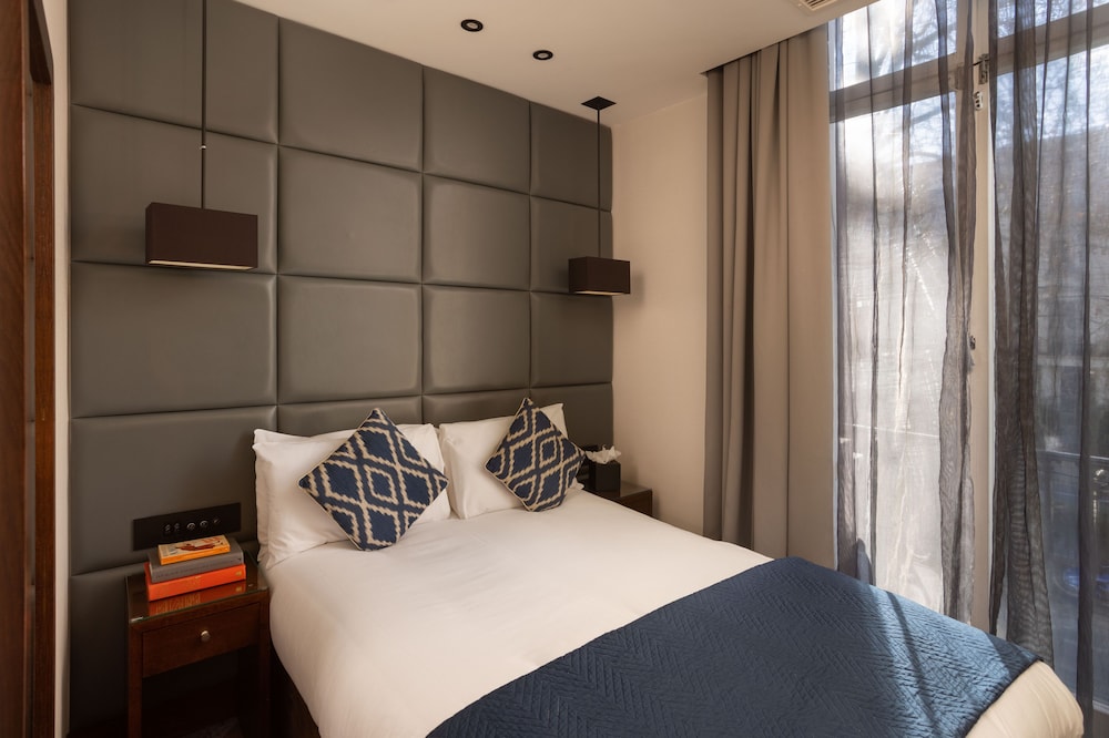COMPACT, DOUBLE BED