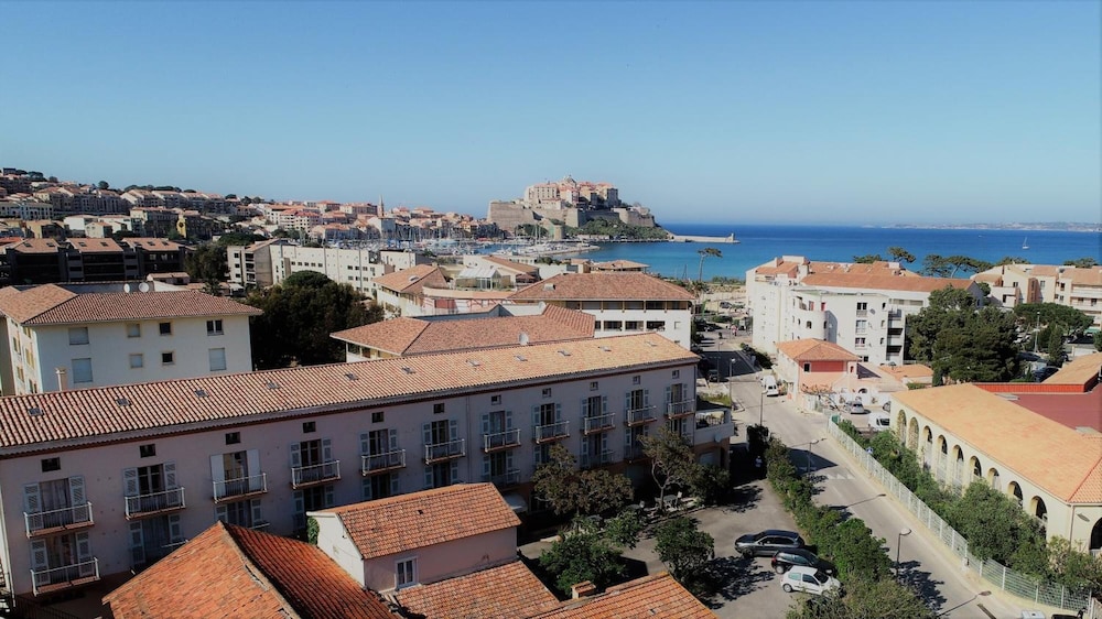 Hôtel Les Arbousiers 63/68