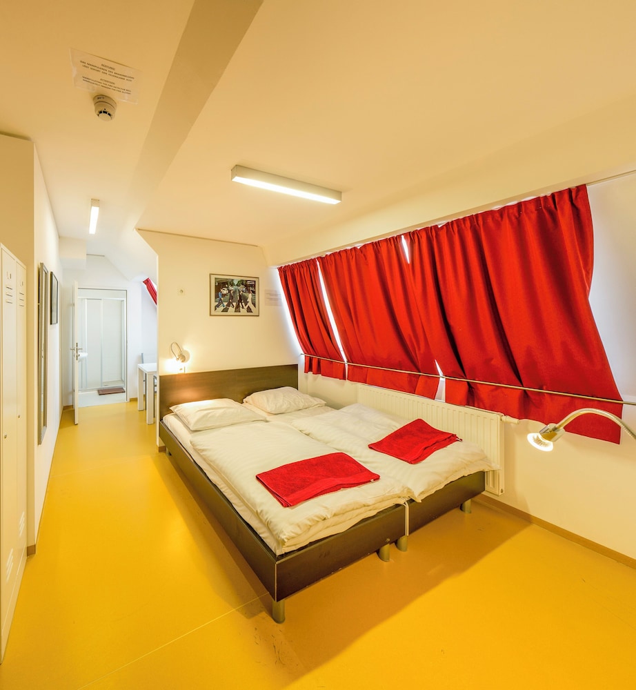 A T Holiday Hostel Wien 27/77