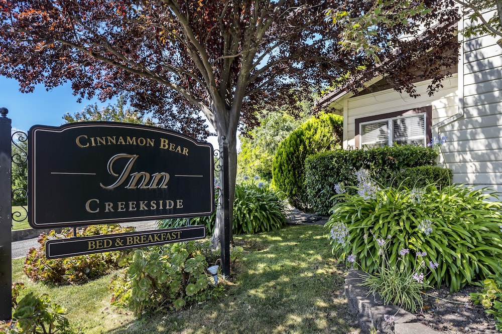 Cinnamon Bear Creekside Inn 52/59