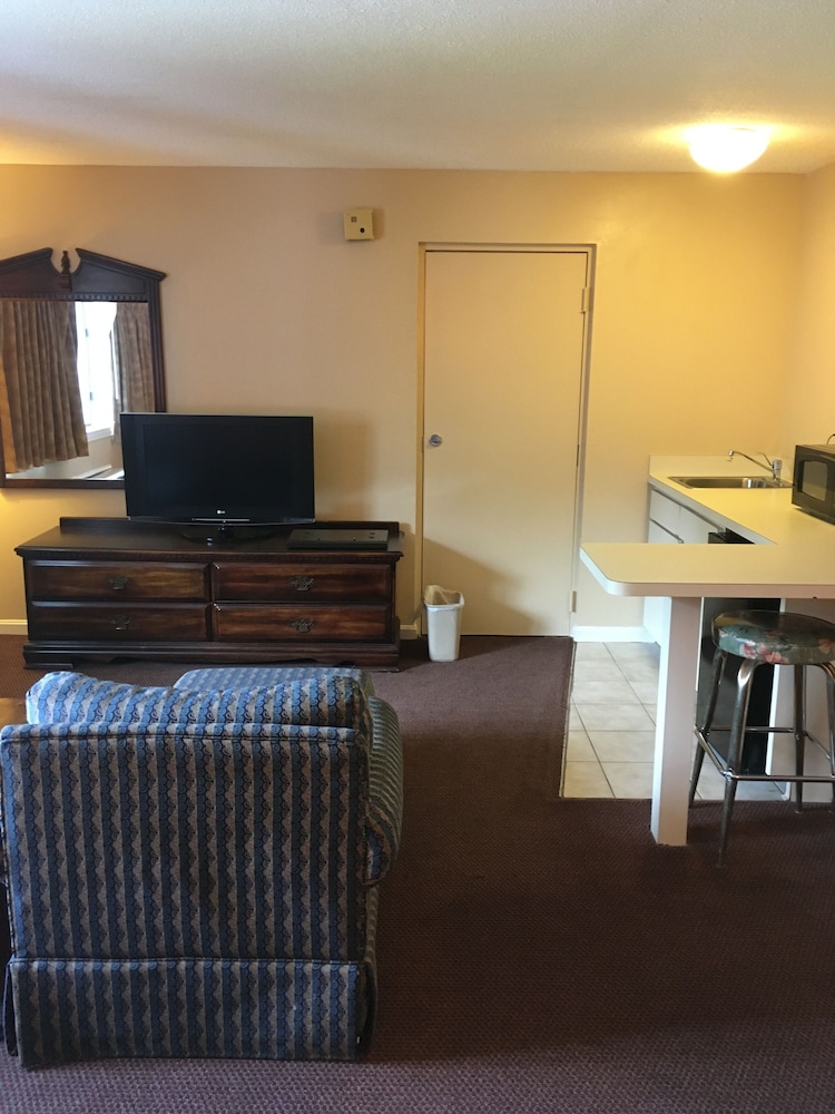 Gold Star Inn Suites 14/40