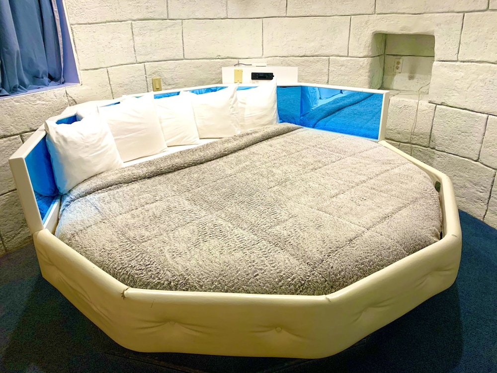 Downstairs, Circle, King Bed