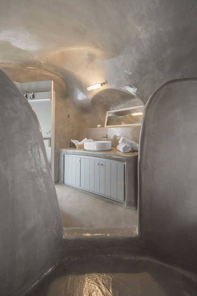 Aqua Serenity Santorini Luxury Suites 4/50