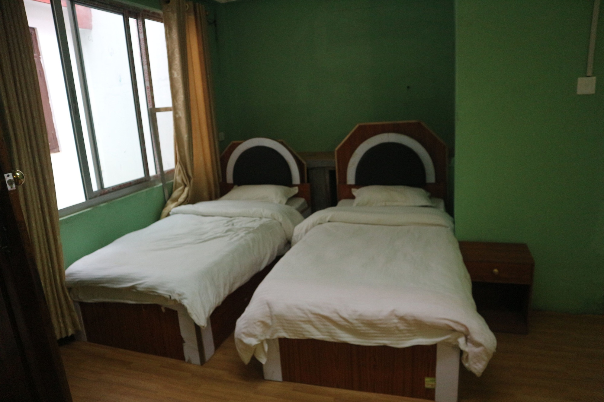 DELUXE, TWIN BEDS, CITY VIEW