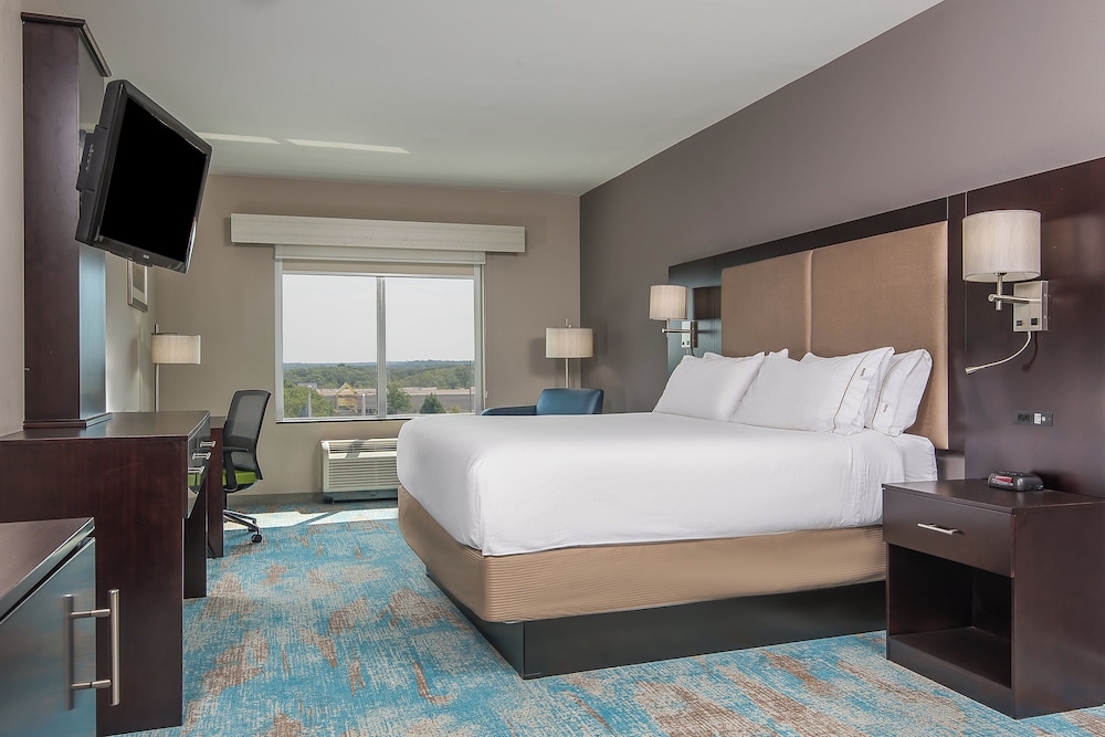 Holiday Inn Express and Suites Norwood Boston Area 16/40