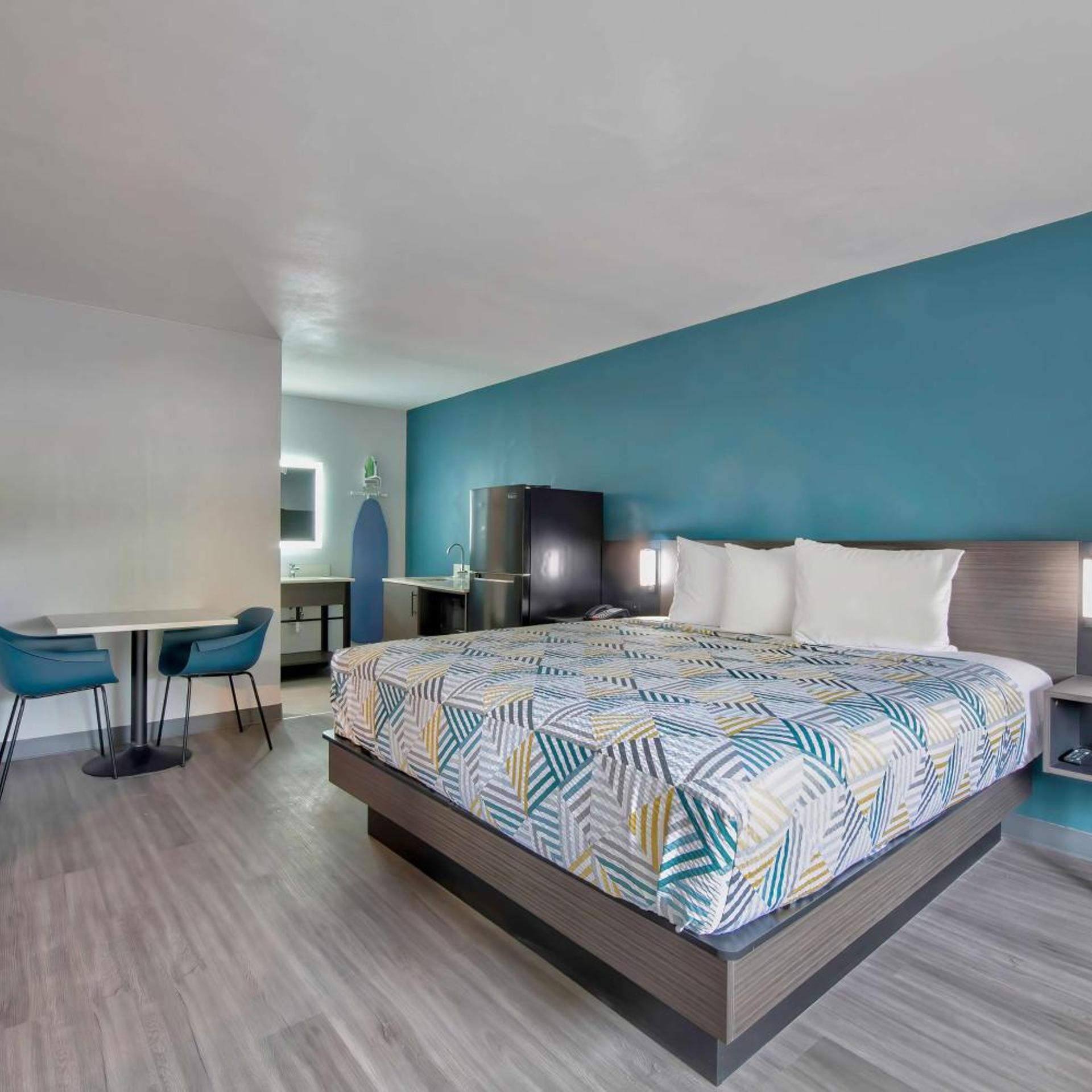 Room, King Bed, Hot Tub