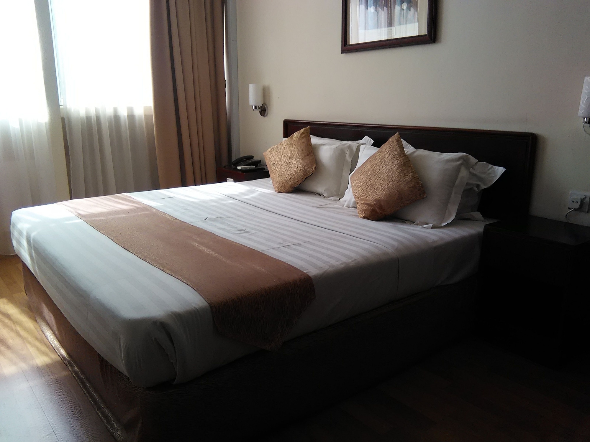 STANDARD, QUEEN BED