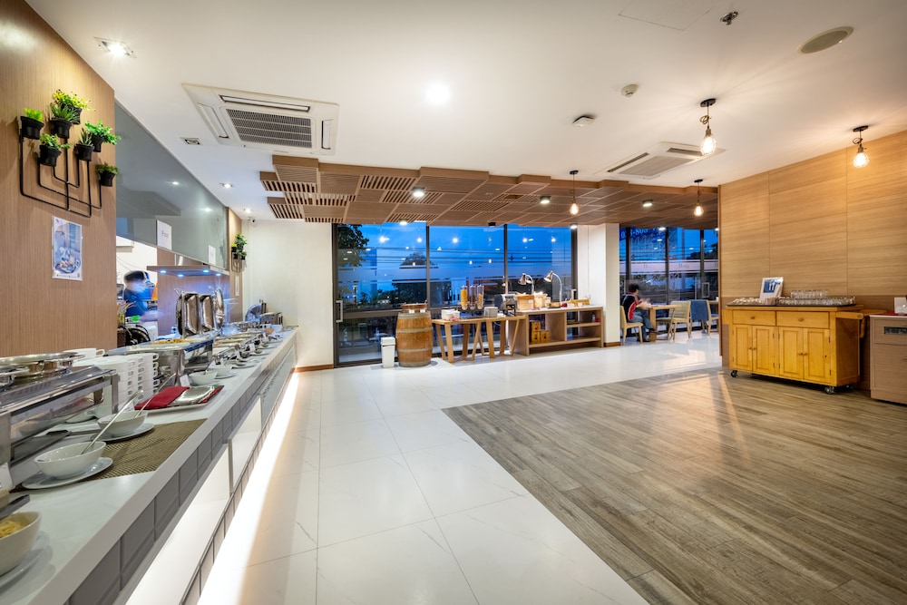 Plaai Prime Hotel (ex D Varee Diva Central Rayong) 11/71