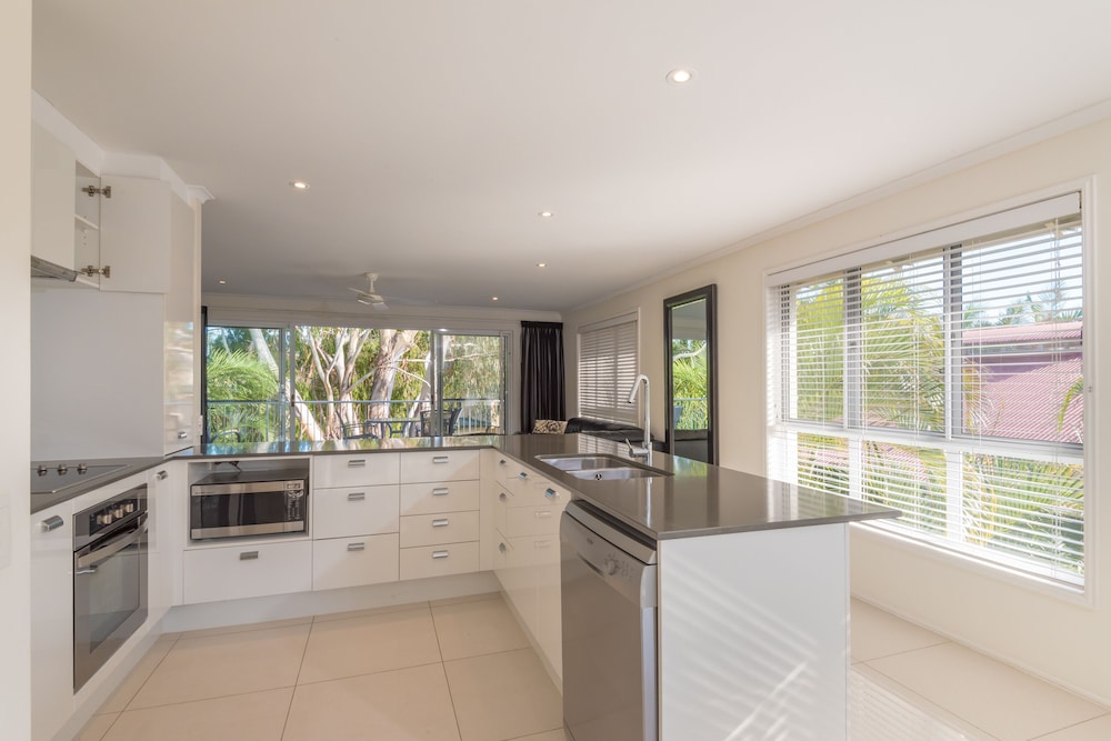 NOOSA OUTRIGGER BEACH RESORT 51/73